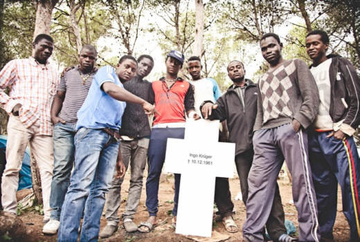 Afrikanische Flchtlinge mit Kreuz gegen die Mauer - Foto: Zentrum fr Politische Schnheit