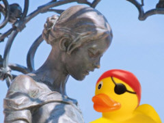 Anti-CASTOR-Ente bei der Gnseliesel, Gttingen, 2017 - Collage: Samy - Creative-Commons-Lizenz Namensnennung Nicht-Kommerziell 3.0