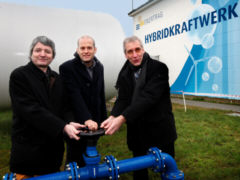 Drehen den Hahn auf: Enertrag-Chef Jrg Mller, Snke Tangermann von Greenpeace Energy und Ralf Borschinsky von Ontras Gastransport (v. l.) schlieen das Prenzlauer Hybridkraftwerk an das Erdgas-Netz an.