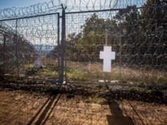 Kreuz gegen die Mauer an EU-Auengrenze - Foto: Zentrum fr Politische Schnheit