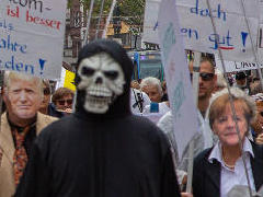 Merkel, Trump und der Atom-Tod - Foto: Jrgen Baumeister - Creative-Commons-Lizenz Namensnennung Nicht-Kommerziell 3.0
