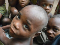 Pygmen-Kinder - aus ihrer Heimat vertrieben - Foto: C. Fornellino Romero / Survival International