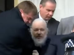 Julian Assange verhaftet - Foto: Deborah Pinter - Creative-Commons-Lizenz Namensnennung Nicht-Kommerziell 3.0