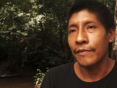 Ein Angehöriger des Awá-Volks im Urwald des Amazonas