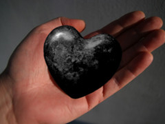 BlackRock Heart, ein Herz aus schwarzem Stein - Grafik: Samy - Creative-Commons-Lizenz Namensnennung Nicht-Kommerziell 3.0