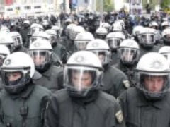 Polizei als schwarzer Block, Franfurt a.M., 1.06.13