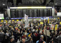 Montags-Demo im Frankfurter Flughafen, 23.01.12, Foto: Walter Keber