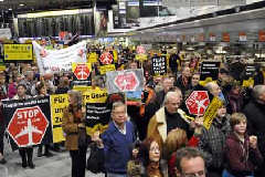 Demo im Frankfurter Flughafen, 13.02.12, Foto: Walter Keber
