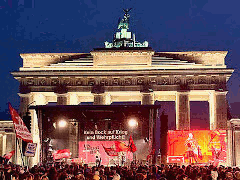Friedens-Demo Unzwingbar vor Brandenburger Tor, 2.10.26 - Grafik: animierte GIF auf der Basis eines Fotos von Klaus Schramm und eines Fotos von Simon Bödecker (Ohne Rüstung Leben) - Creative-Commons-Lizenz Namensnennung Nicht-Kommerziell 3.0