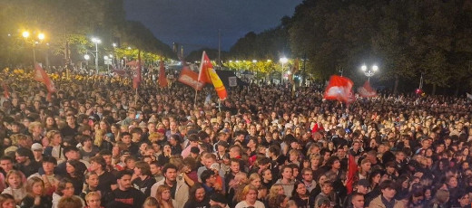 18.000 TeilnehmerInnen, Friedens-Demo Unzwingbar vor Brandenburger Tor, 2.10.26 - Foto: Klaus Schramm - Creative-Commons-Lizenz Namensnennung Nicht-Kommerziell 3.0