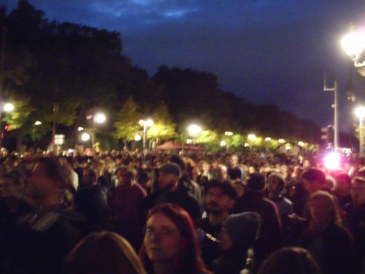 18.000 TeilnehmerInnen, Friedens-Demo Unzwingbar vor Brandenburger Tor, 2.10.26 - Foto: Klaus Schramm - Creative-Commons-Lizenz Namensnennung Nicht-Kommerziell 3.0