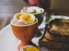 Frühstück mit Bio-Eiern - Foto: almapapi - Creative-Commons-Lizenz CC0