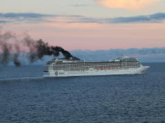 Kreuzfahrt-Schiff mit schwarzem Rauch - Foto: NaBu / Hapke - Creative-Commons-Lizenz Namensnennung Nicht-Kommerziell 3.0