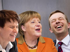 Frauke Petry, Angela Merkel und Bernd Lucke lachen - Collage: Postillon - Creative-Commons-Lizenz Namensnennung Nicht-Kommerziell 3.0