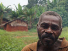 Ein Baka klagt den WWF an - Foto: Survival International