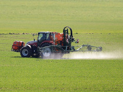 Pestizid-Dusche aufs Feld - Foto: WFranz - Creative-Commons-Lizenz Namensnennung Nicht-Kommerziell 3.0