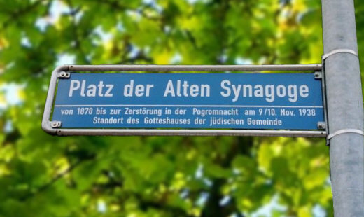 Schild Platz der alten Synagoge, Freiburg, Foto: Klaus Schramm - Creative-Commons-Lizenz Namensnennung Nicht-Kommerziell 3.0