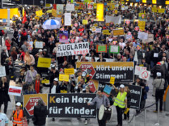 Montags-Demo im Frankfurter Flughafen, 12.12.11, Foto: Walter Keber