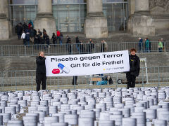 Protest-Aktion ggen BND- GESETZ vor dem Bundestag, 21.10.16 - Foto: Stefanie Loos - Creative-Commons-Lizenz Nicht-Kommerziell 3.0